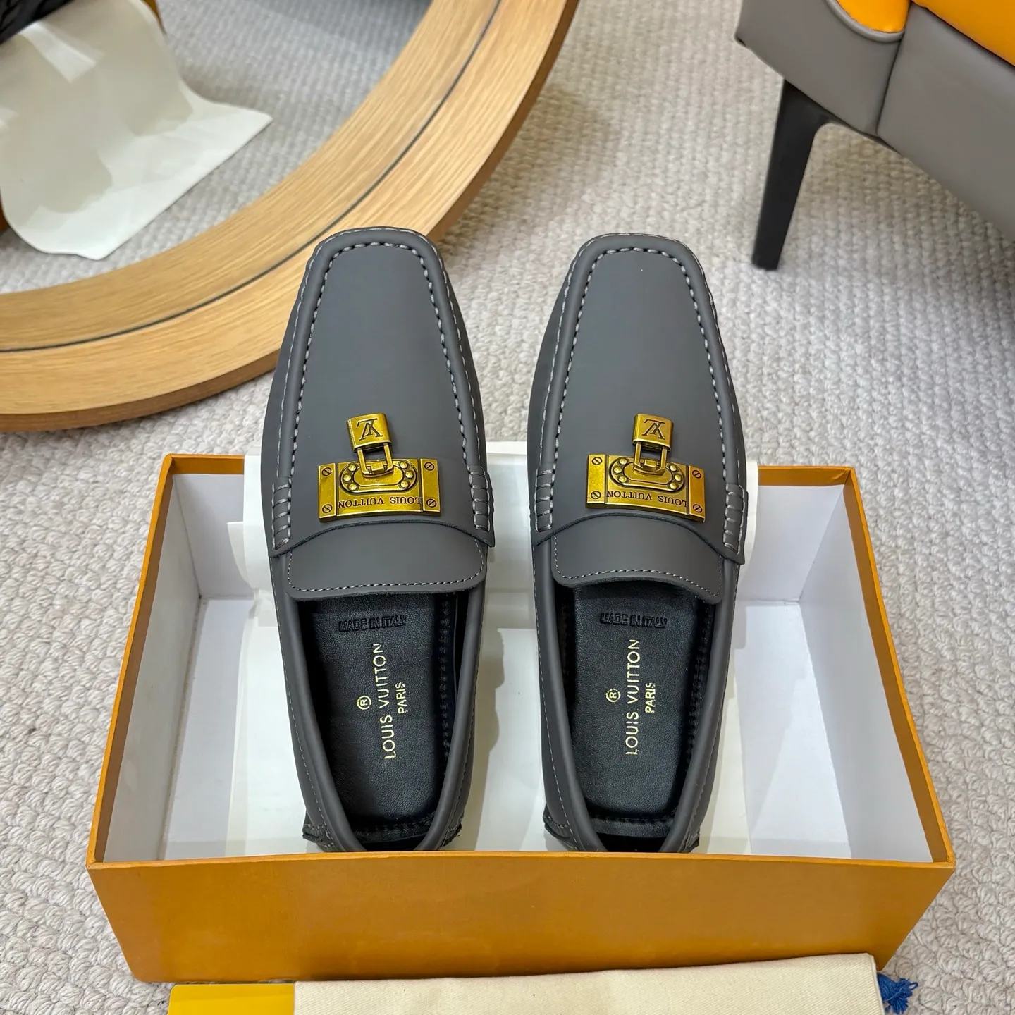 Men's men's shoes 💰420 (Yangli) LV 2⃣️0⃣️2⃣️5️⃣Spring and summer counter GLORIA series models ✈️Original factory special leather production, original last type. A classic driving slip-on casual shoe that shows an elegant style with exquisite craftsmanship details such as Monogram embossing all over the upper🌀Italian imported calfskin fabric Sheepskin foot pads➕Inside～Private mold replica sole Unique style Comfortable driving slip-on Size: 4-12 (38-46) Comes with [Counter packaging: original box, wrapping paper, card, instruction manual, shoehorn, cloth bag] No pressure to enter and leave the counter!